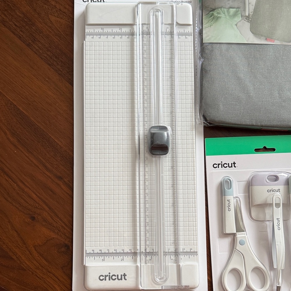 Cricut Craft Tool Bundle - new! - Picture 4 of 4